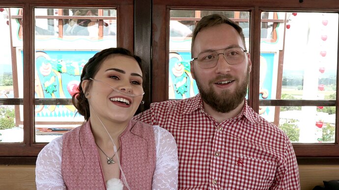 Shelly (22) leidet an einer mysteriösen, unheilbaren Lungenkrankheit. Die junge Frau ist 24 Stunden am Tag auf Sauerstoff angewiesen. Ihr Verlobter Alex ist immer an ihrer Seite.