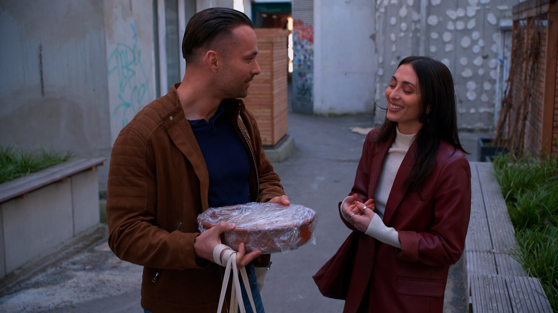 Mike & Sara: Ein Date in der WG?! (Video) - Berlin - Tag & Nacht - RTLZWEI