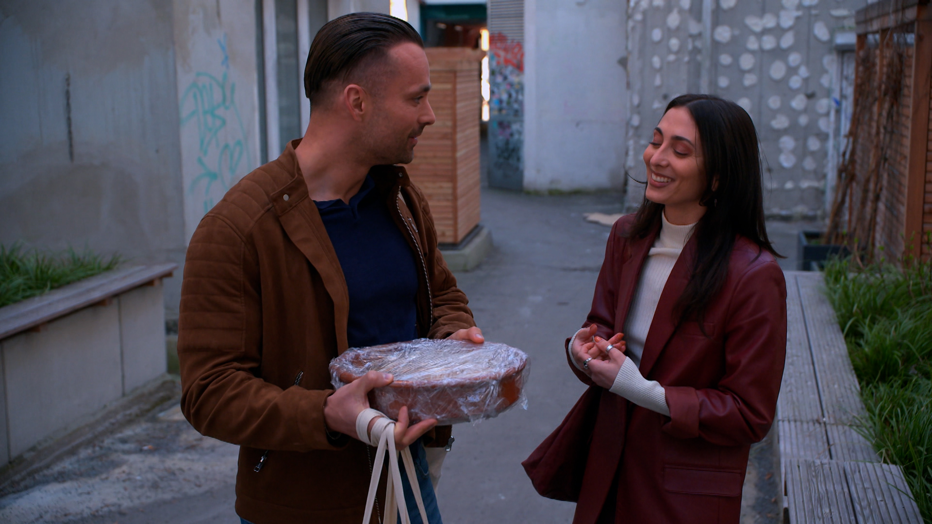 Mike & Sara: Ein Date in der WG?! (Video) - Berlin - Tag & Nacht - RTLZWEI