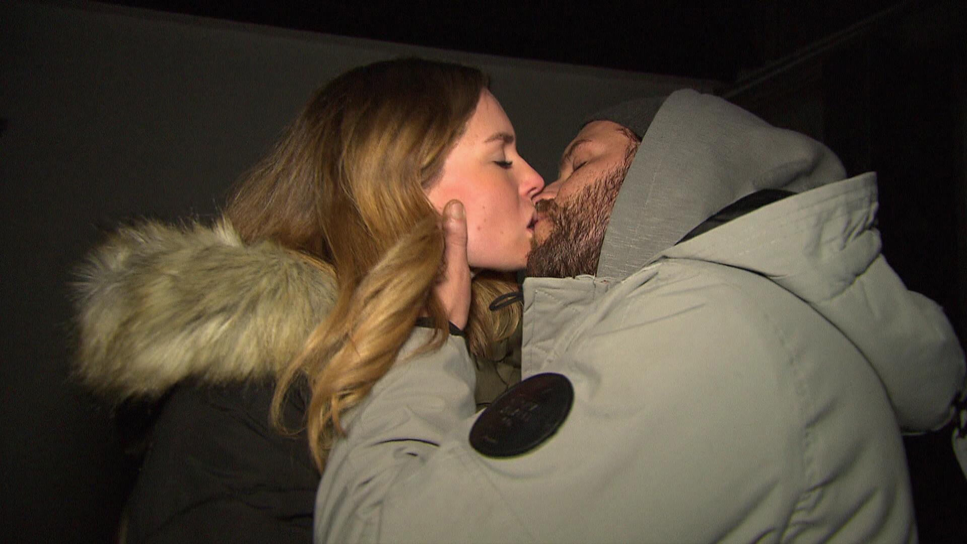 Im Eifer des Gefechts: Leonie und Olli küssen sich (Video) - Köln ...
