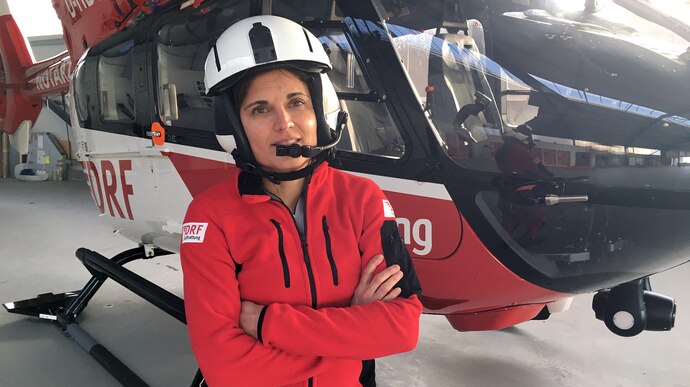 Britta fliegt in Schleswig-Holstein Rettungseinsätze mit dem Helikopter. Zu ihren anstrengenden Einsätzen, die nicht immer gut ausgehen, kommen lange Schichten und ein Camper als Raststätte.
