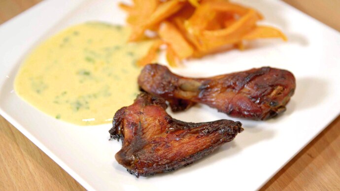 Lecker Schmecker Wollny - Das Hauptgericht aus Folge 9 besteht aus Chicken-Wings in Cola-Marinade mit Süßkartoffel-Pommes