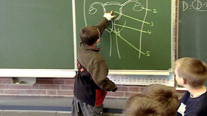 Auch Eltern und Schulen obliegt die Verantwortung, Kinder und Jugendliche auf den richtigen Umgang mit Sex vorzubereiten.
