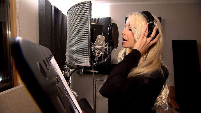 Die ehemalige Erotikqueen Mia Magma nimmt ihre erste Single auf, um am Ballermann erfolgreich in die neue Saison zu starten.