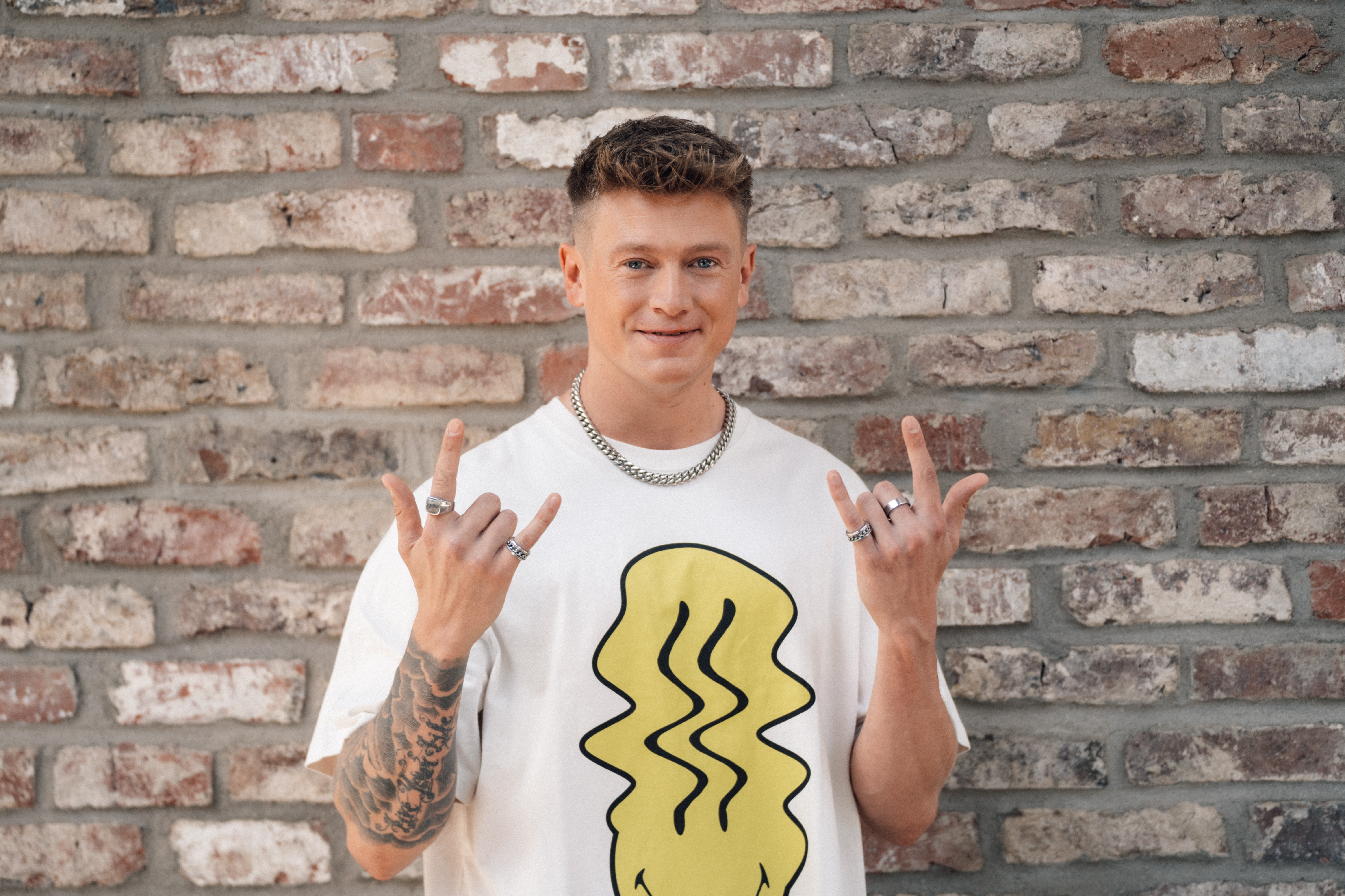 Hannes will auf die Party von Oskar und Beasty verzichten, weil er zum Videocall mit Lisa in London verabredet ist. Doch da sie kein Netz hat, gibt Lisa das Okay: Hannes soll feiern! Dabei lernt er zwei sexy Austauschstudentinnen kennen.