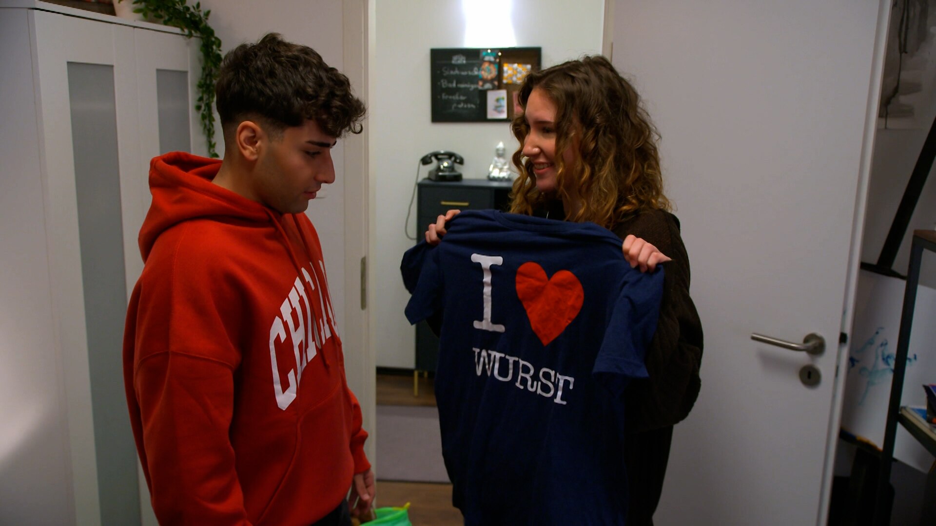 Chris korbt Paula im Bett (Video) - Berlin - Tag & Nacht - RTLZWEI