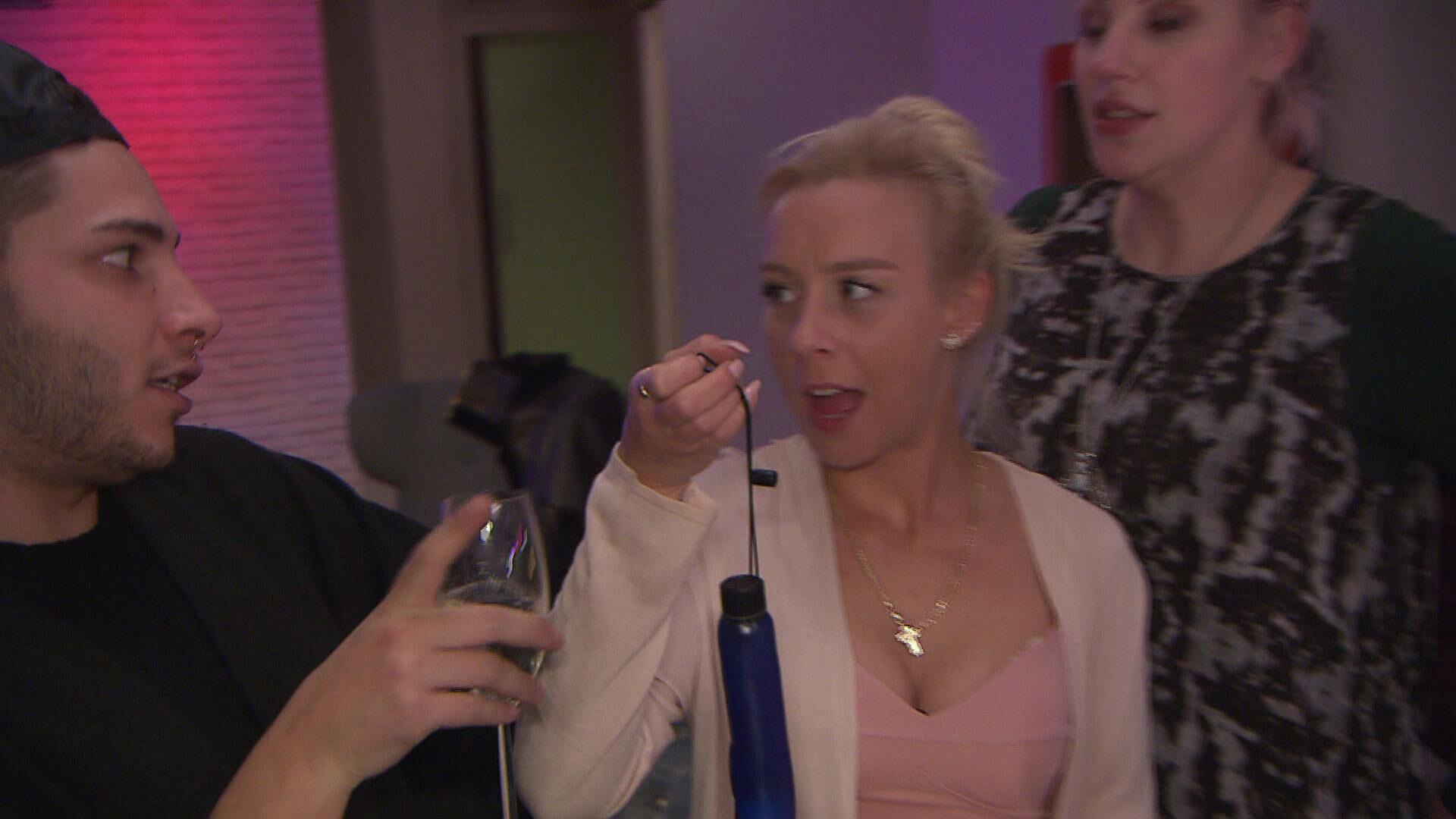 Ein Vibrator zum Geburtstag!? (Video) - Berlin - Tag & Nacht