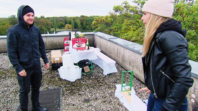 Willkommen in der buntesten Stadt Deutschlands: Köln! Hier wird es nie langweilig. Ob Liebe, Drama, Freude oder Trauer: Die Bewohner von „Köln 50667“ erleben jeden Tag alle Höhen und Tiefen des Lebens. Wer findet die große Liebe? Wer kann seinen Traum verwirklichen? Und wer scheitert?
...und das schon über 2000 Folgen
