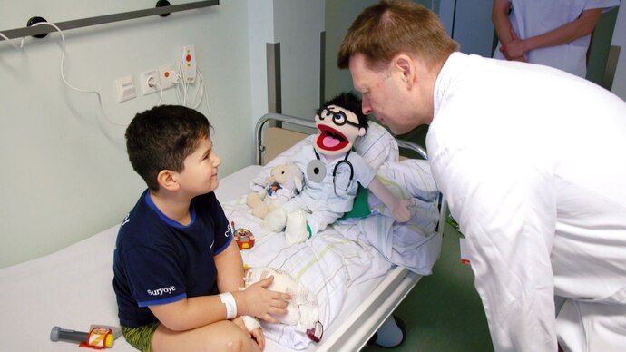 dr-dago-1-amanuel-spricht-mit-dr-suss.jpg