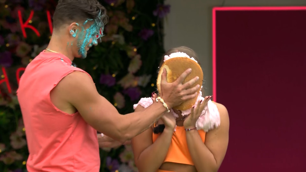 Schmutzige Tortenschlacht und Knutscher bei der Challenge "Snog, Marry