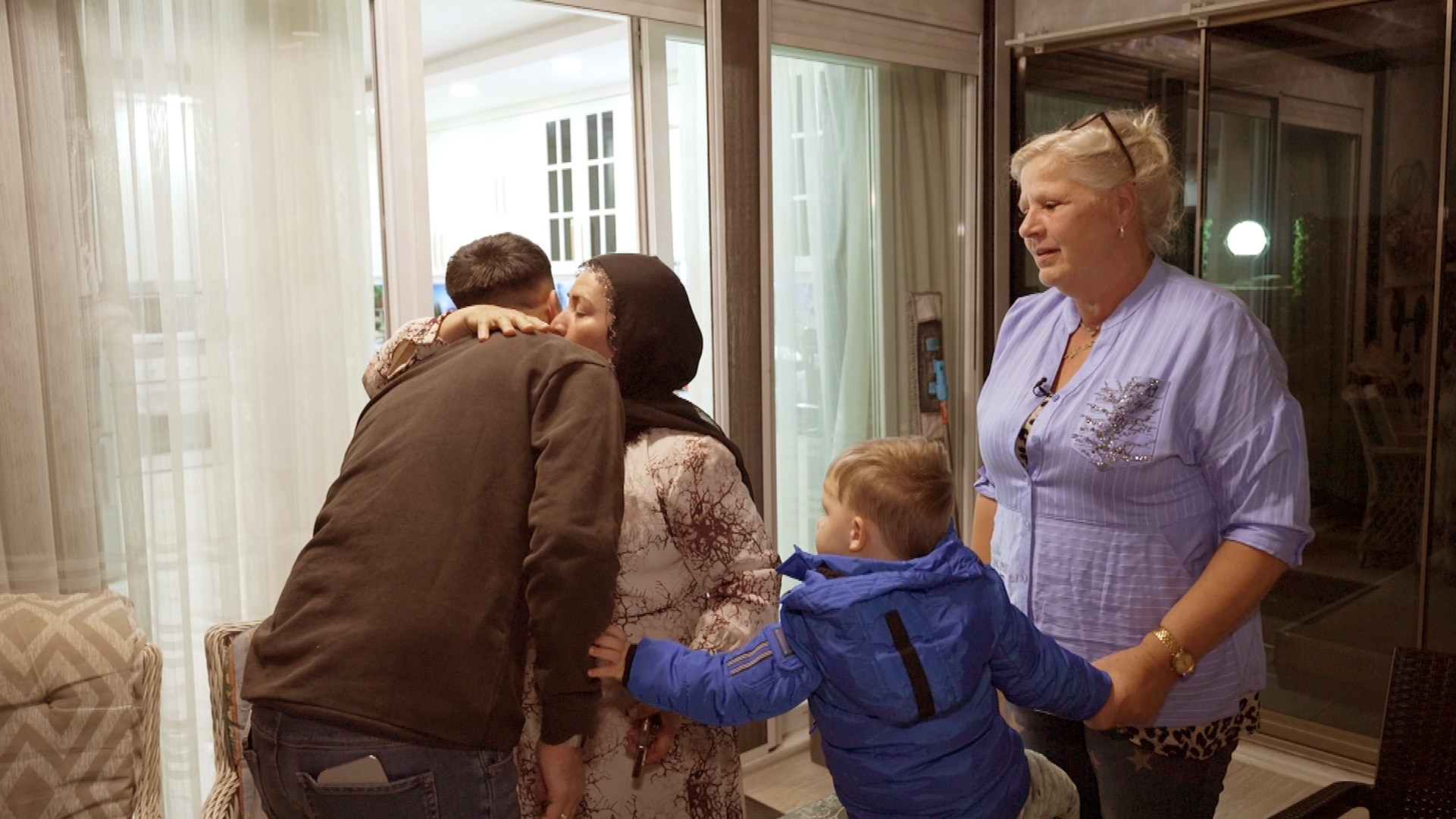 Endlich! Servet reist nach Deutschland - Die Wollnys - Eine schrecklich große Familie - RTLZWEI