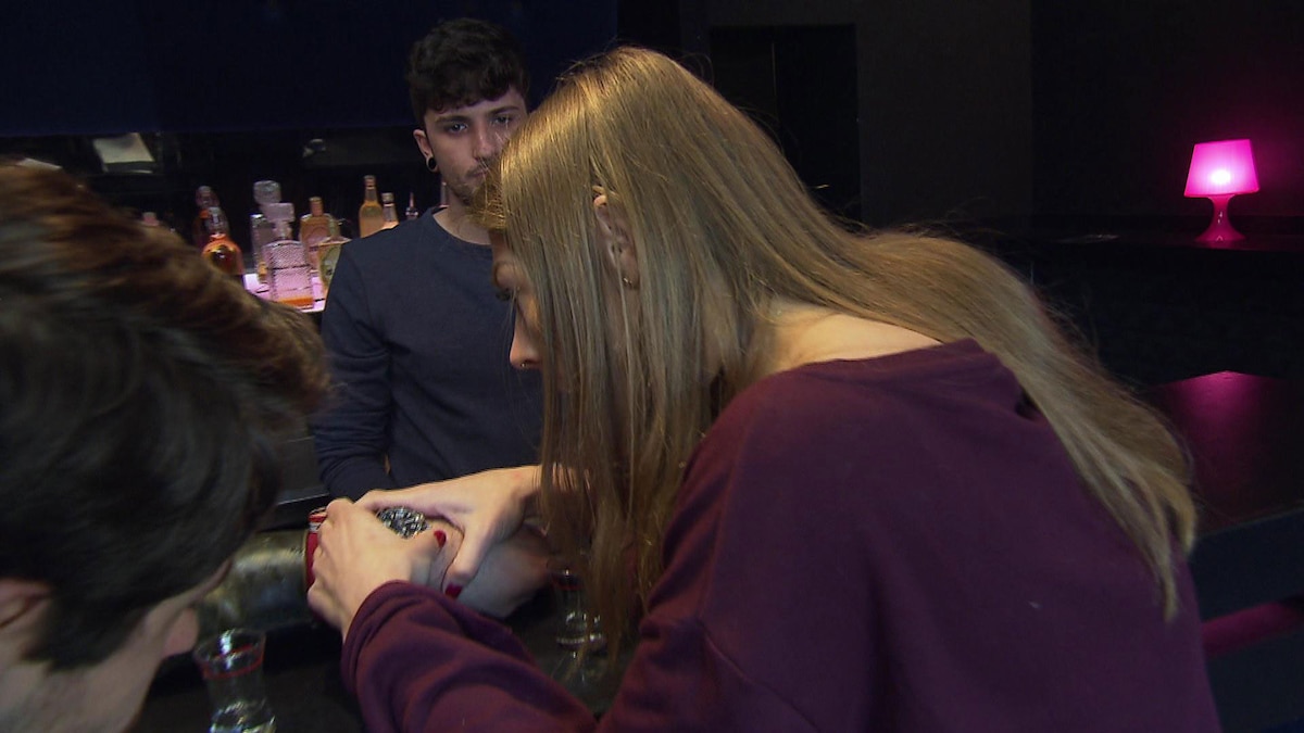 La14 Berlin Tag Und Nacht Adresse Alina besoffen im LA14 (Video) - Berlin - Tag & Nacht - RTLZWEI