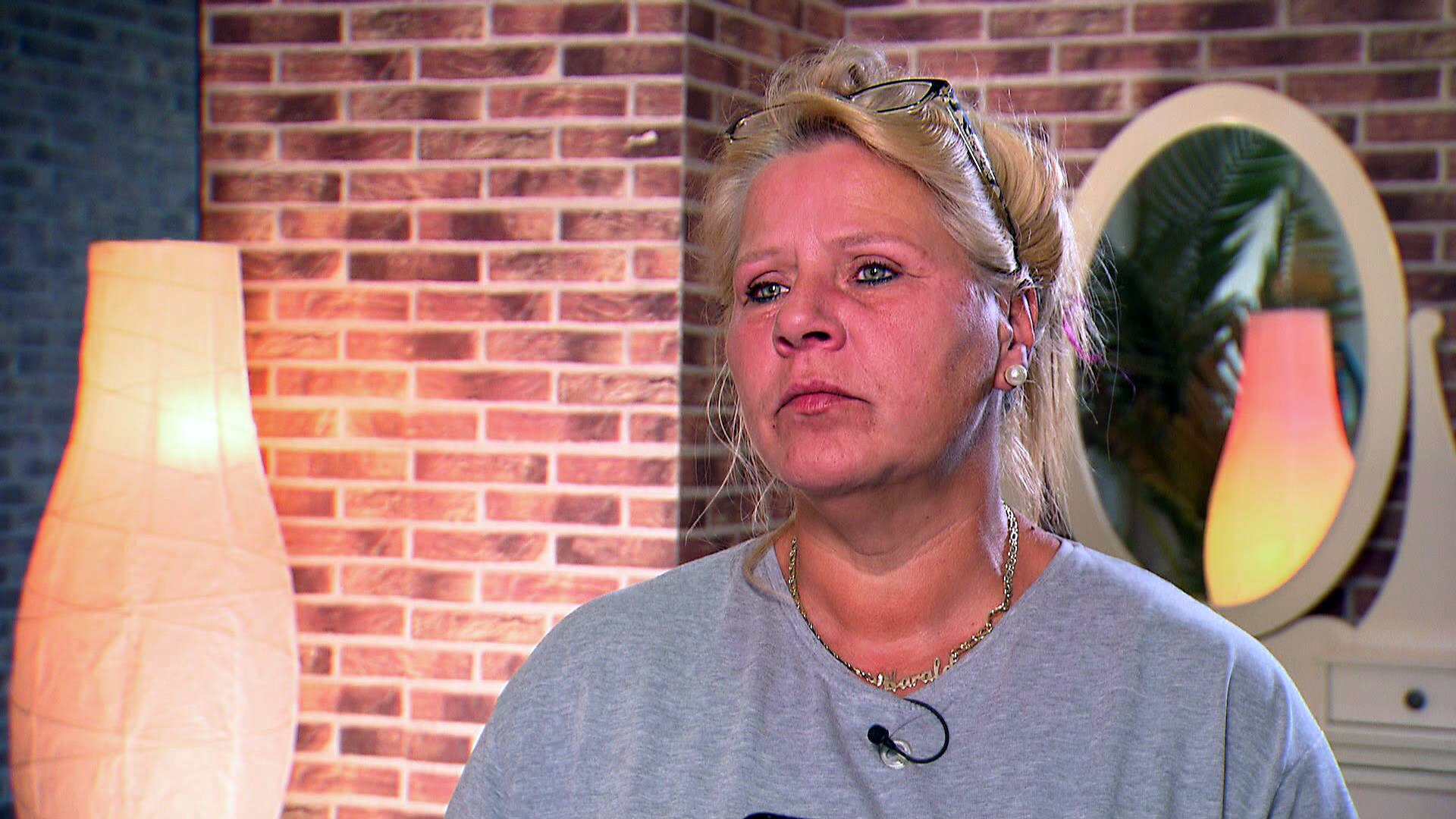 Der Innenhof-Jahrmarkt (Video) - Die Wollnys - Eine schrecklich große  Familie - RTLZWEI