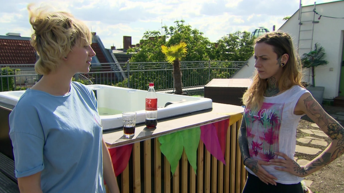 Amelie sucht Trost bei Caro (Video) Berlin Tag & Nacht RTLZWEI