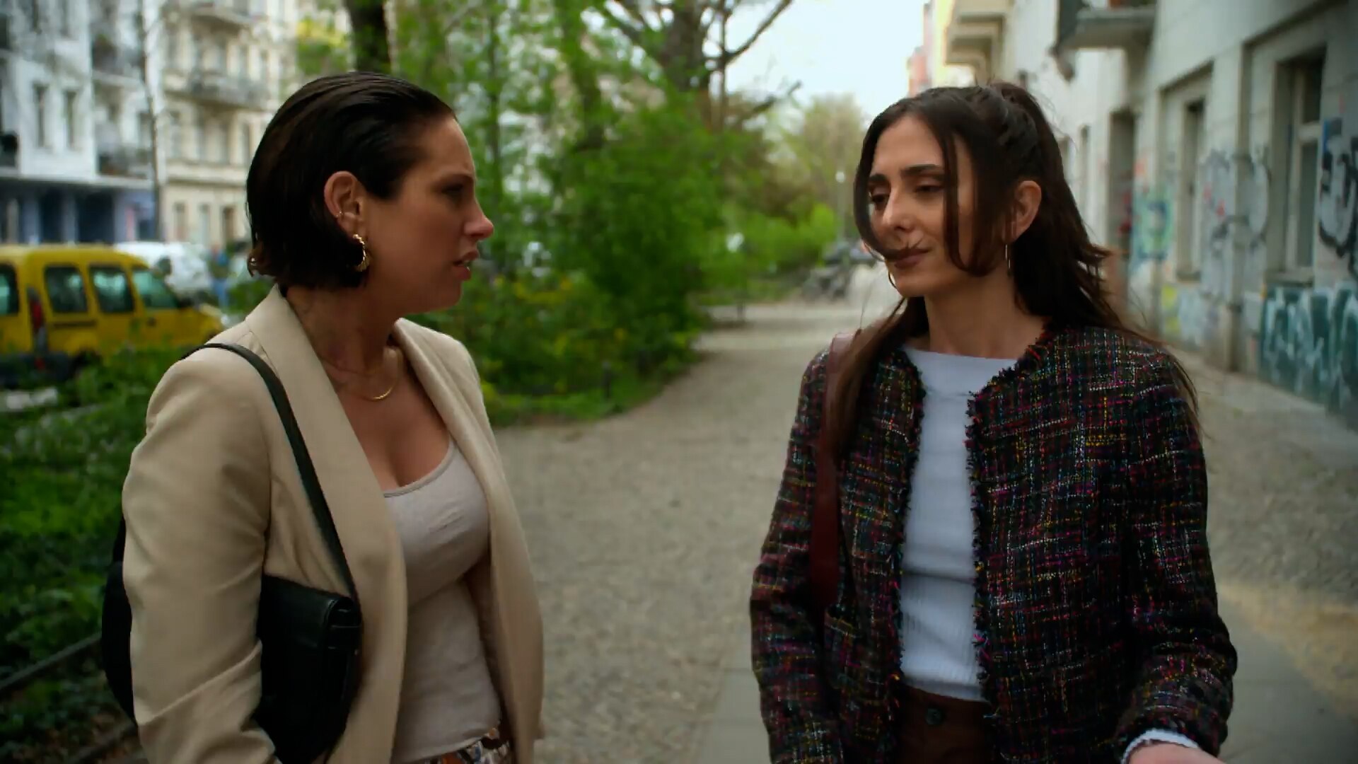 Unangenehm! Milla konfrontiert Sara?! (Video) - Berlin - Tag & Nacht -  RTLZWEI