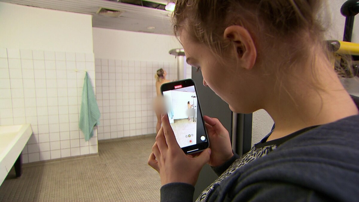 Lynn filmt Amelie heimlich unter der Dusche (Video) - Berlin - Tag