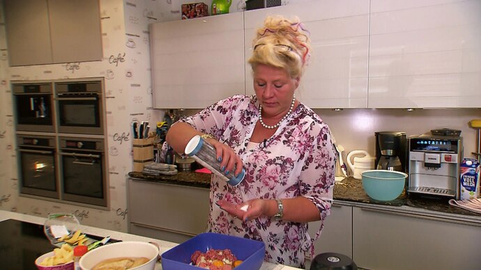 "Lecker Schmecker Wollny": Silvia verleiht dem Hackfleisch die richtige Würze