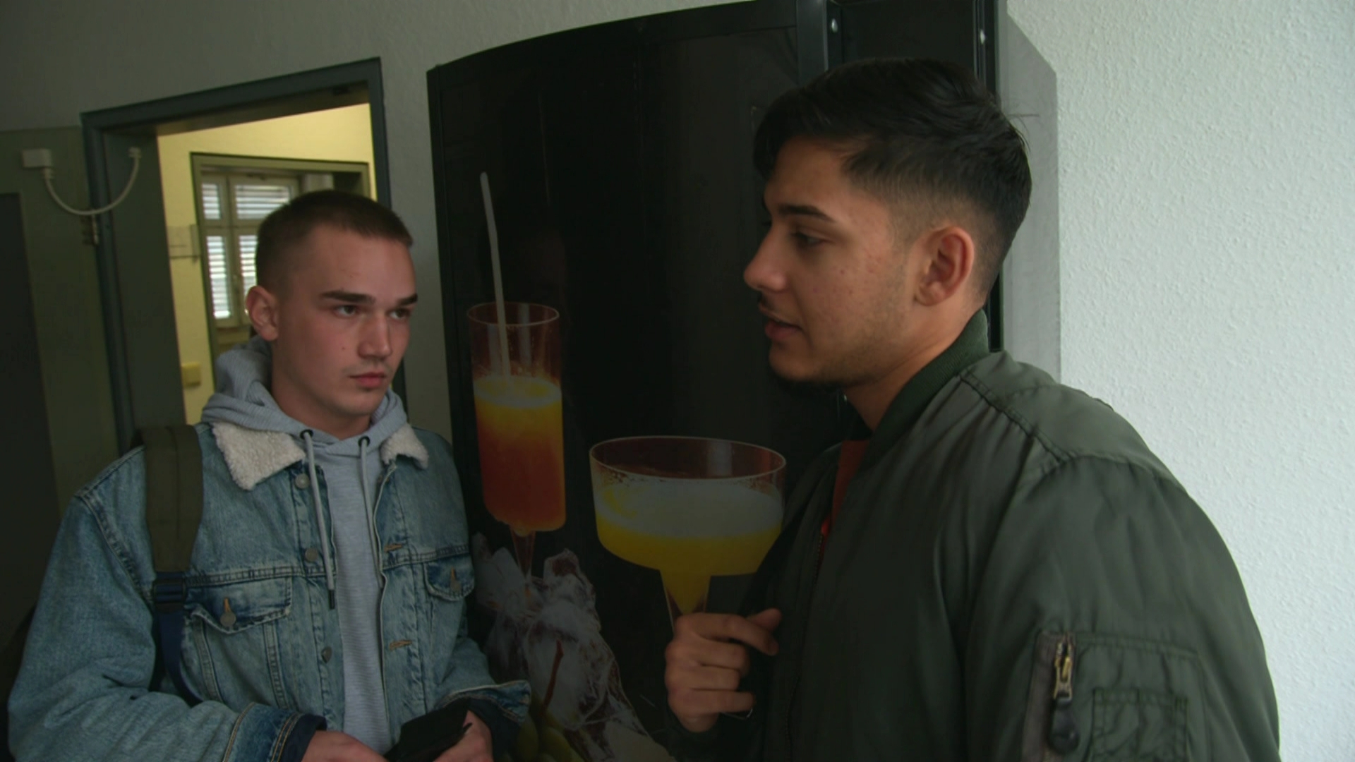 Die Teeniegruppe schließt Jonas aus (Video) Berlin Tag & Nacht RTLZWEI Die Teeniegruppe schließt Jonas aus (Video) Berlin Tag & Nacht RTLZWEI