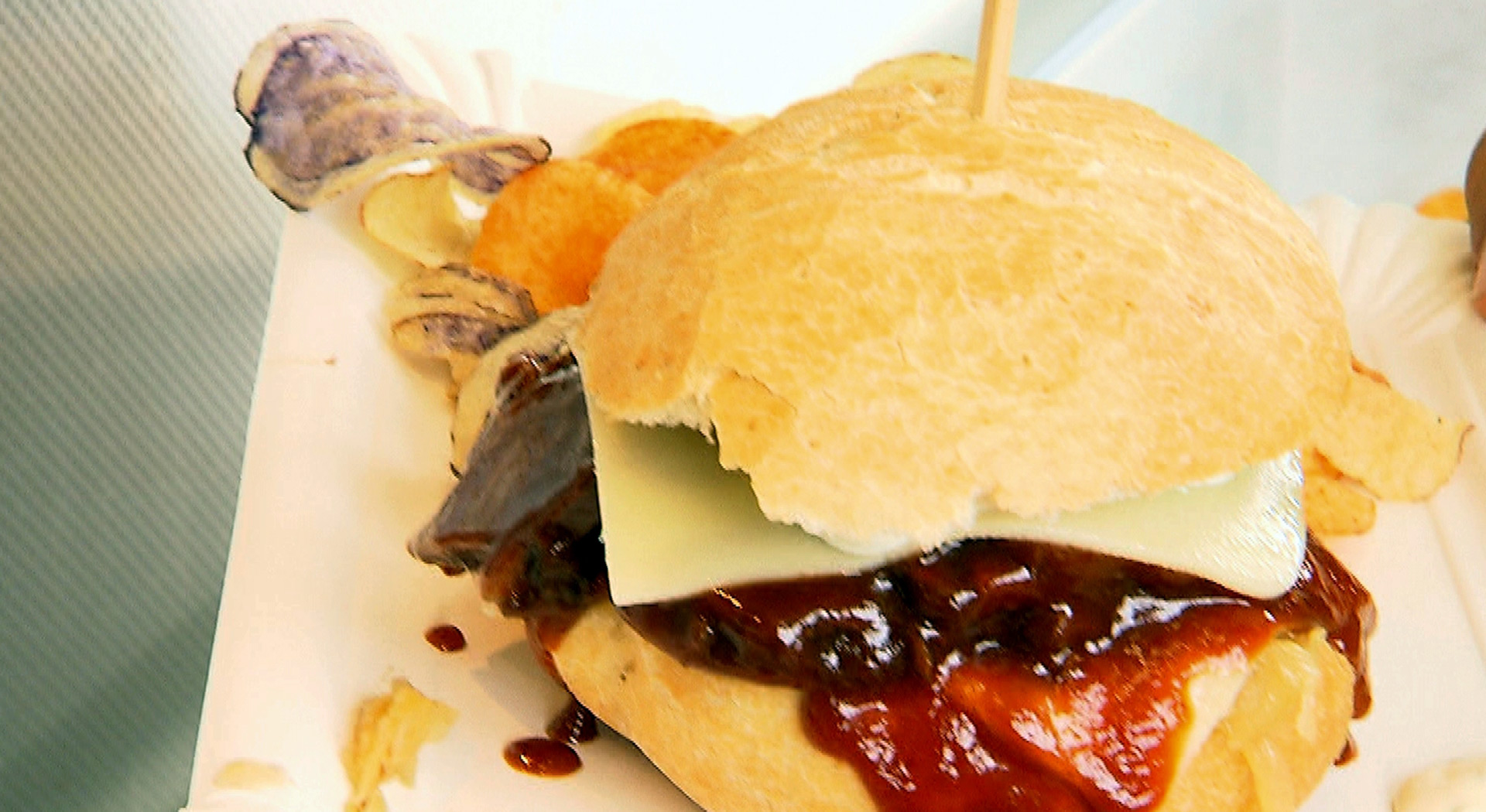 Rezept: Andis Geschmorte Rinderschulter (Video) - Die Kochprofis ...