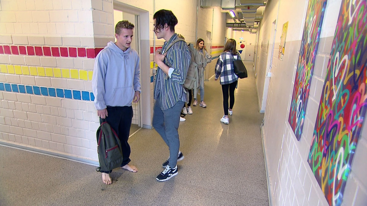 Leonard läuft barfuß in der Schule herum (Video) - Krass Schule - Die ...