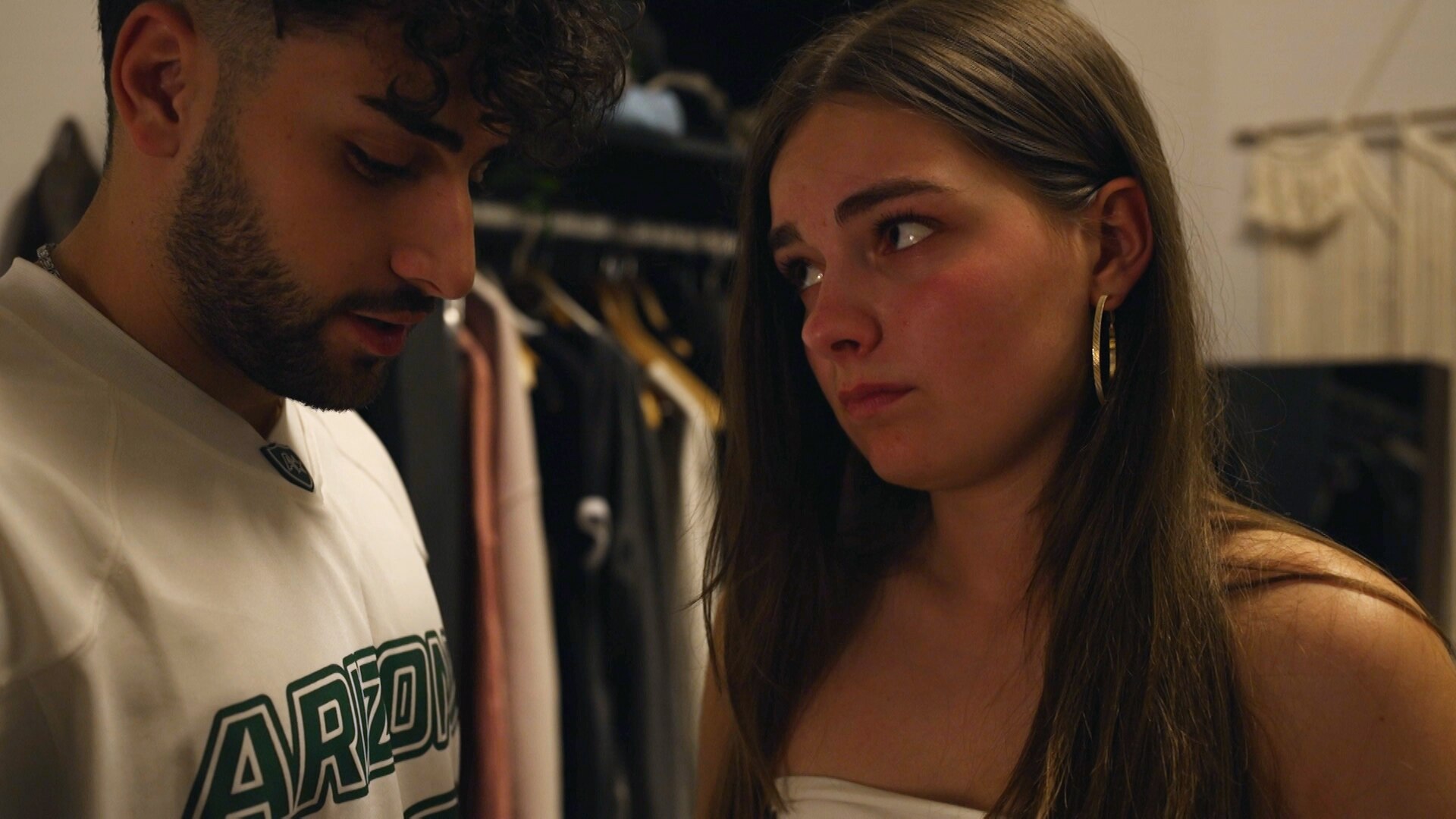 Ein Geschenk zeigt Karims Gefühle für Joanna (Video) - Berlin - Tag & Nacht  - RTLZWEI