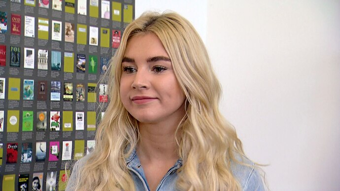 Anna und Max liegen sich nach dem gefloppten Date permanent in den Haaren. Ausgerechnet jetzt müssen sie an einem Strang ziehen, denn sie sind zusammen in einem Theaterprojekt.