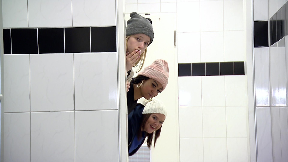 Wer treibt's auf der Toilette? (Video) - Krass Schule - Die jungen Lehrer - RTLZWEI