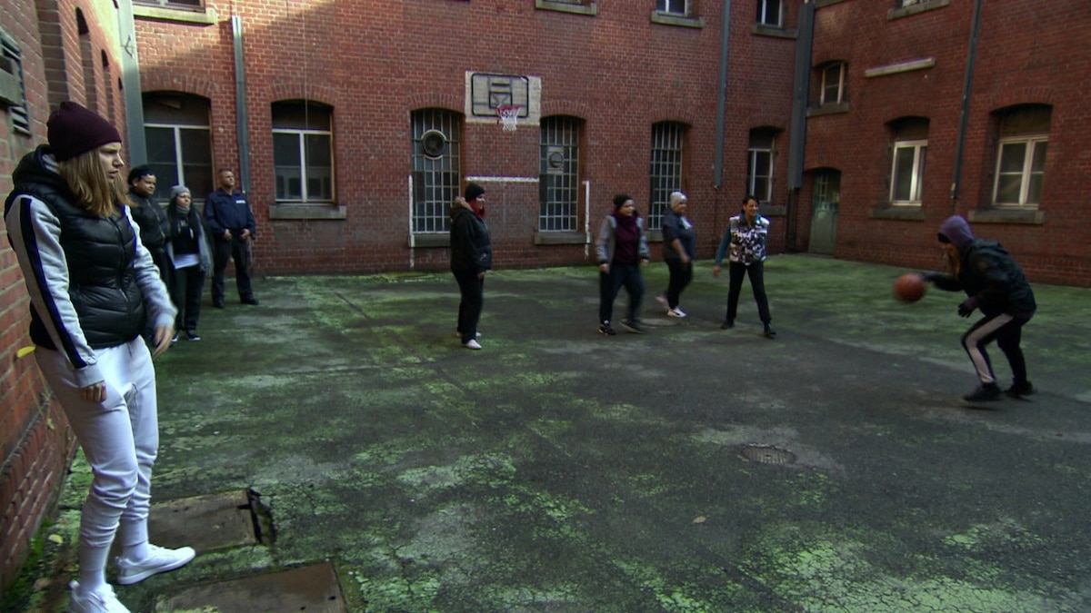 Berlin Tag Und Nacht Milla Im Knast Milla spielt Basketball im Gefängnis (Video) - Berlin - Tag & Nacht