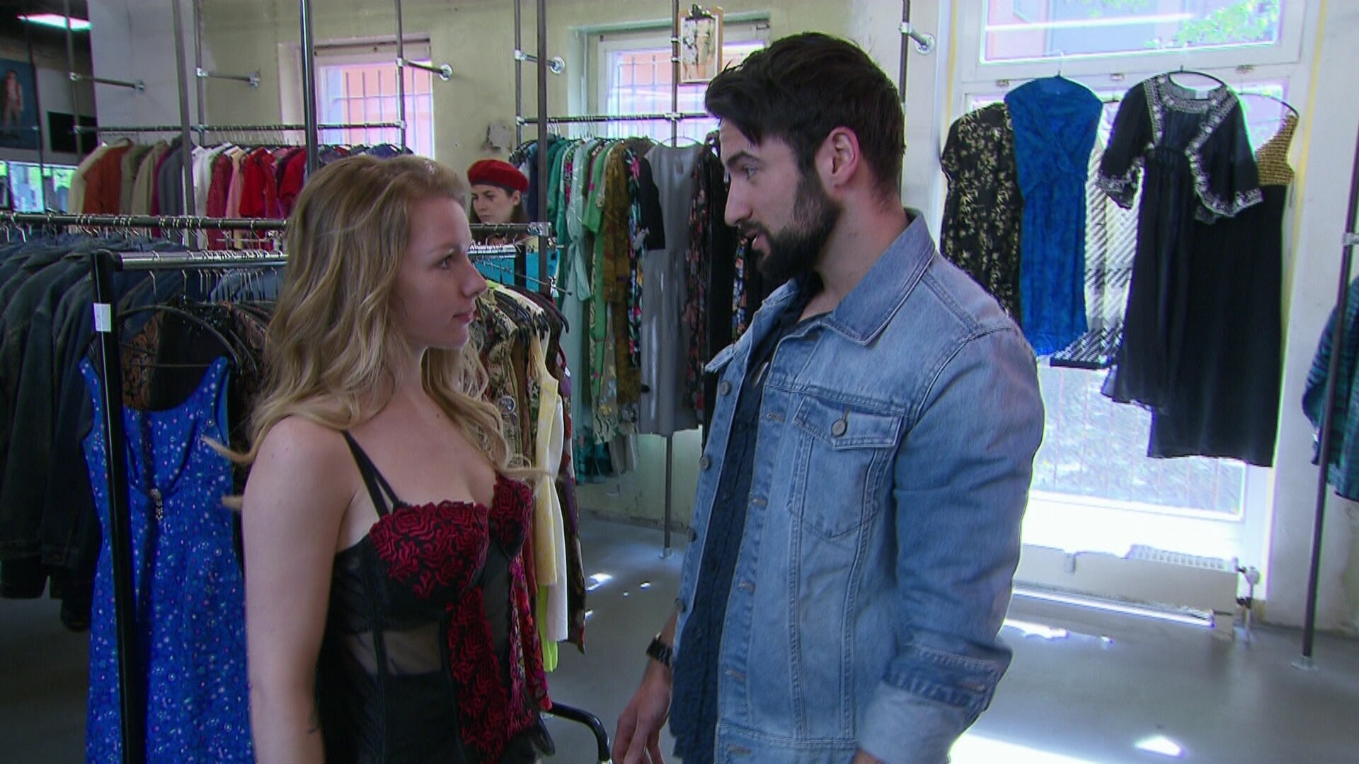 Emmi und Tom treiben es in der Umkleide (Video) - Berlin - Tag & Nacht ...