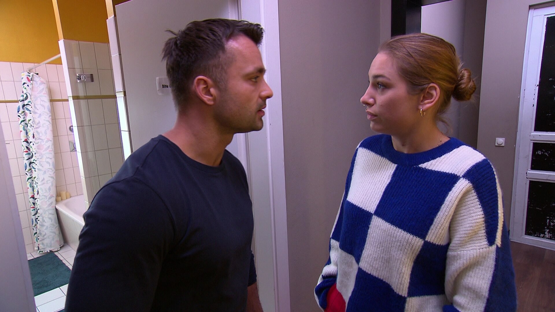 Milla soll sich entscheiden: Tom oder Mike? (Video) - Berlin - Tag & Nacht  - RTLZWEI