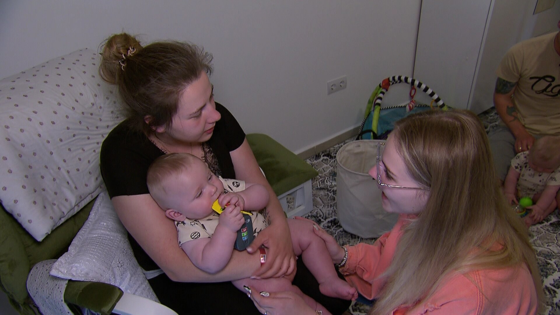 Tim hat ein Geheimnis! (Video) - Die Wollnys - Eine schrecklich große  Familie - RTLZWEI