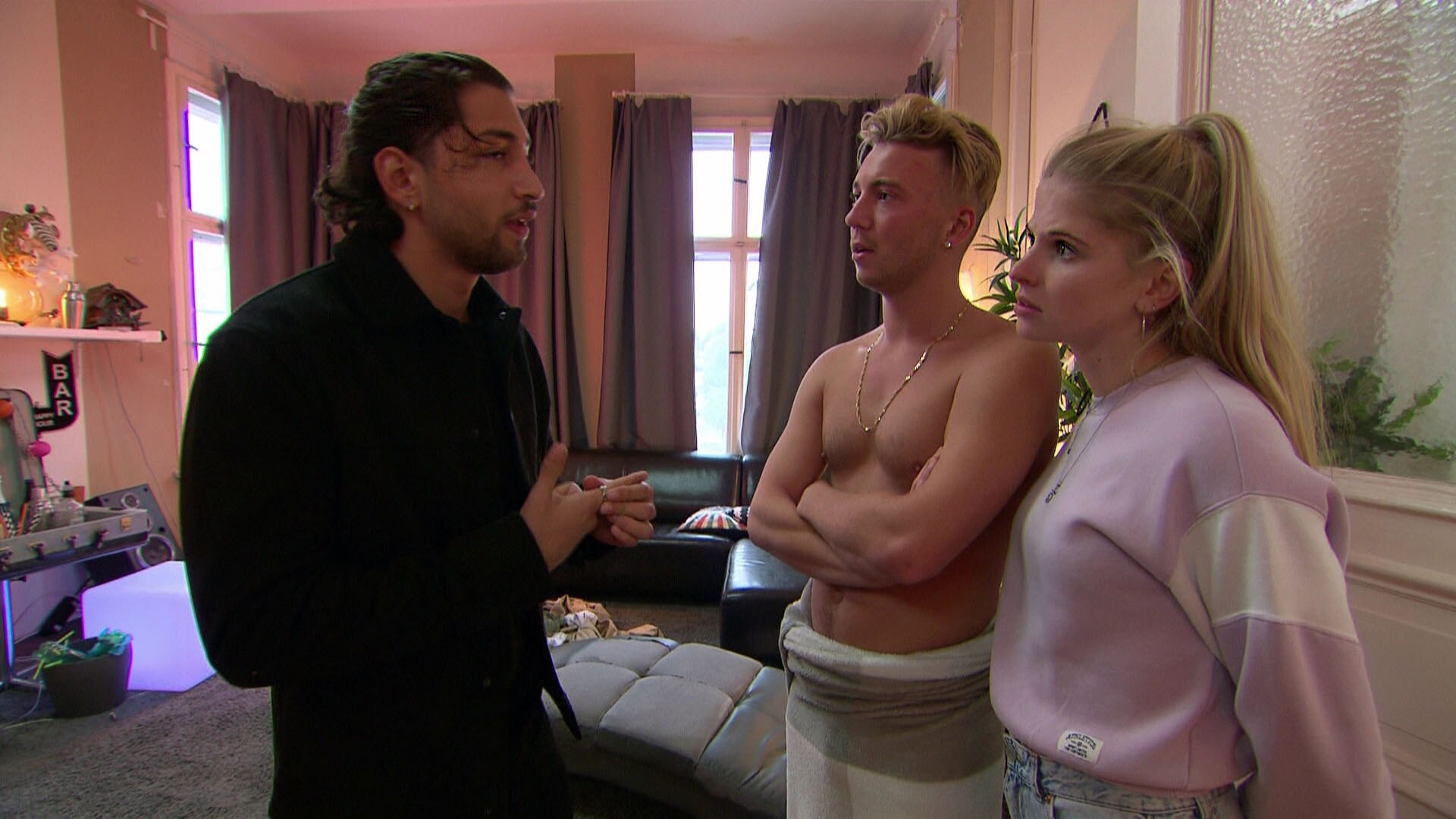 Mike und Milla: Sex an der Bar (Video) - Berlin - Tag & Nacht ...