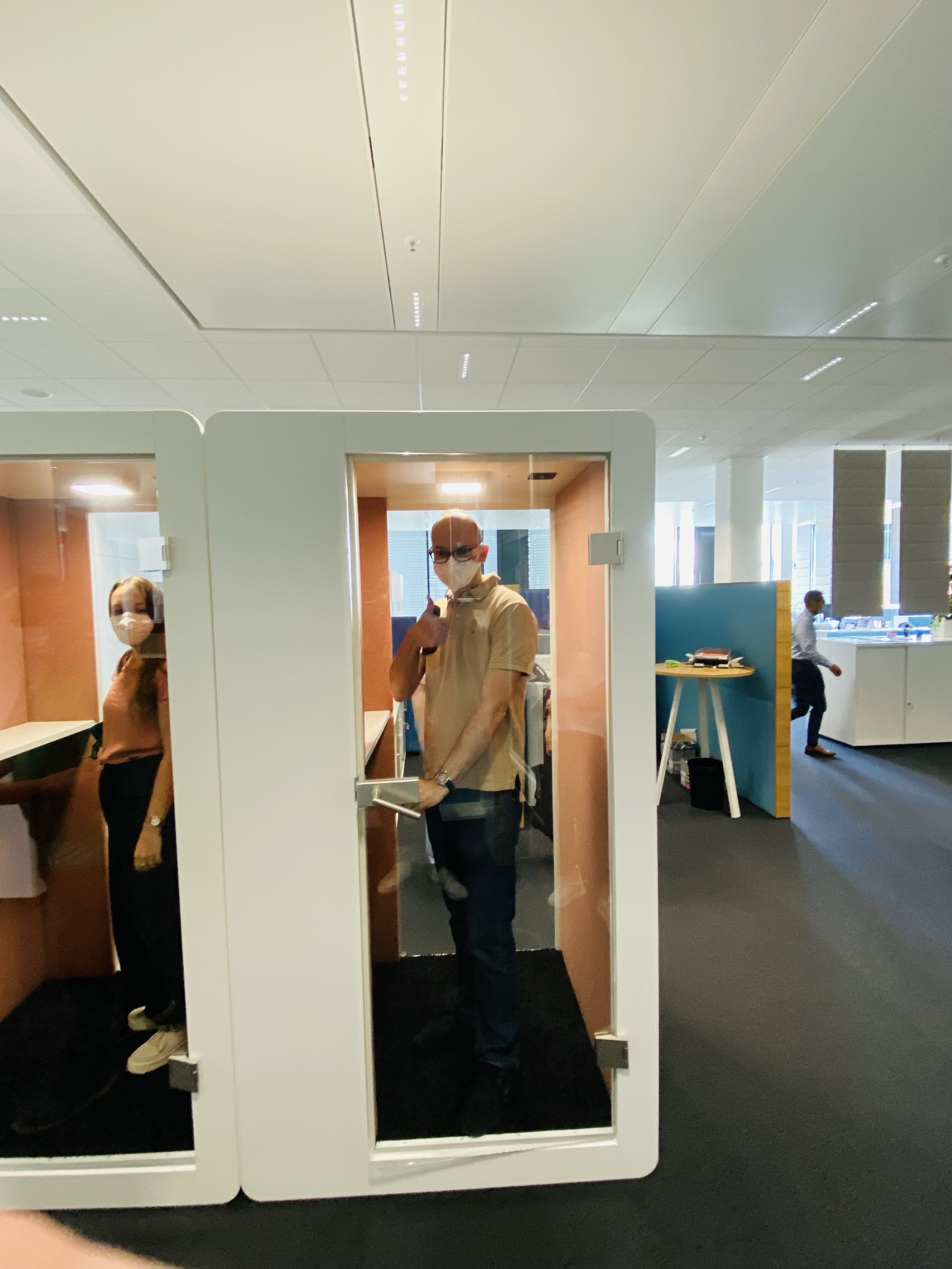 Auf Exkursion: Team-Mitglieder besichtigen innovative Raum- und Meeting-Konzepte. 