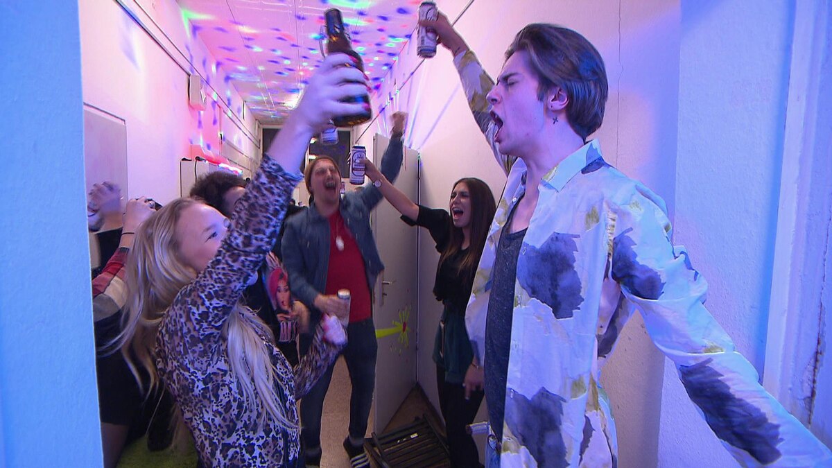Die WG in Feierlaune (Video) Berlin Tag & Nacht RTLZWEI Die WG in Feierlaune (Video) Berlin Tag & Nacht RTLZWEI