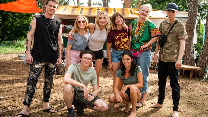 oben, v.l.n.r.: Noah (Justus Johanssen), Julia (Gina Stiebitz), Fee (Julia Wulf), Laura ( Lisa-Marie Koroll), Mira ( Nele Trebs), Daniel (Gustav Schmidt); unten v.l.n.r.: Kilian (Jonathan Lade), Zoé (Soma Pysall). Copyright ist © RTLZWEI / Foto: Christoph Assmann