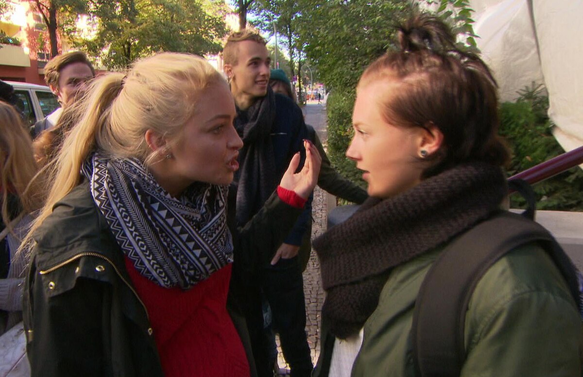 Miri und Leni zoffen sich vor der Schule (Video) - Berlin - Tag & Nacht