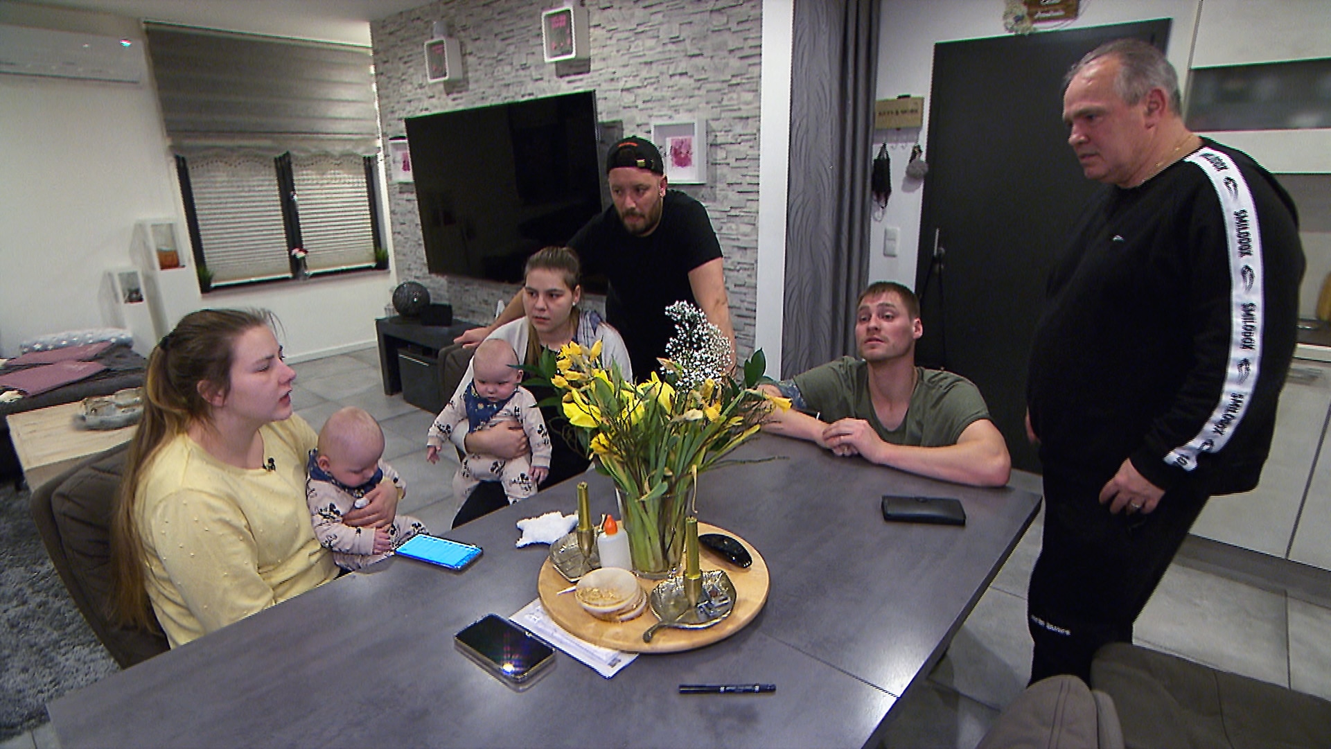 Platzt die Überraschung zu Silvias Geburtstag? - Die Wollnys - Eine  schrecklich große Familie - RTLZWEI