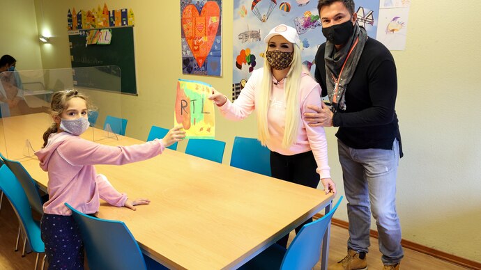 /sendungen/daniela-katzenberger-familienglueck-auf-mallorca/seite/daniela-und-lucas-besuchen-rtl-kinderhaus