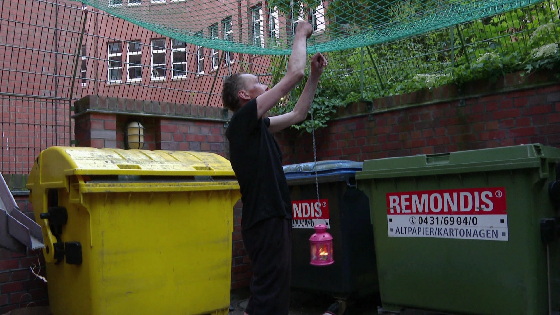 Das Leben auf der Straße - Heiko bereitet seinen Schlafplatz vor (Video ...