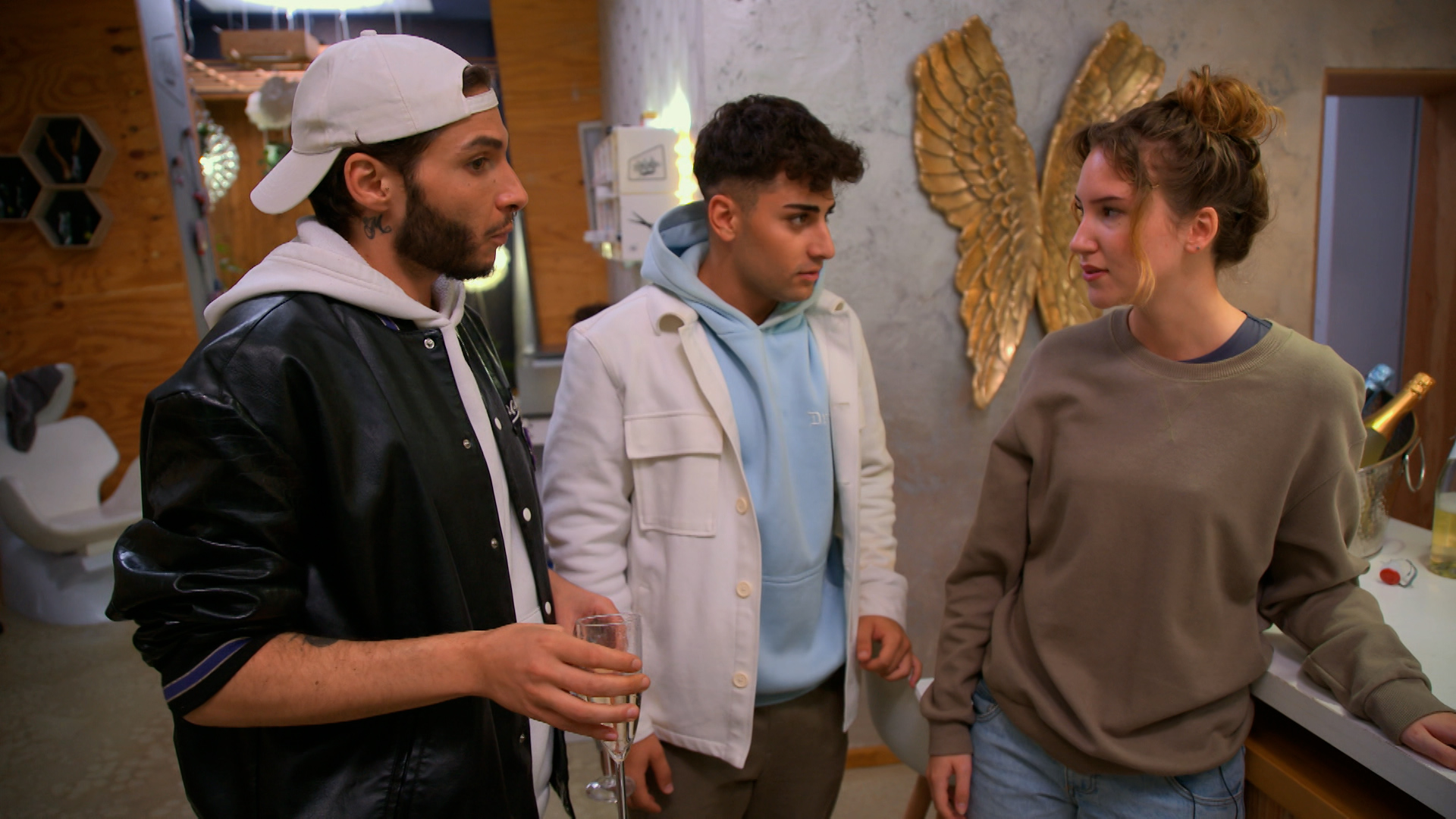 Charli greift zum Alkohol trotz Schwangerschaft?!