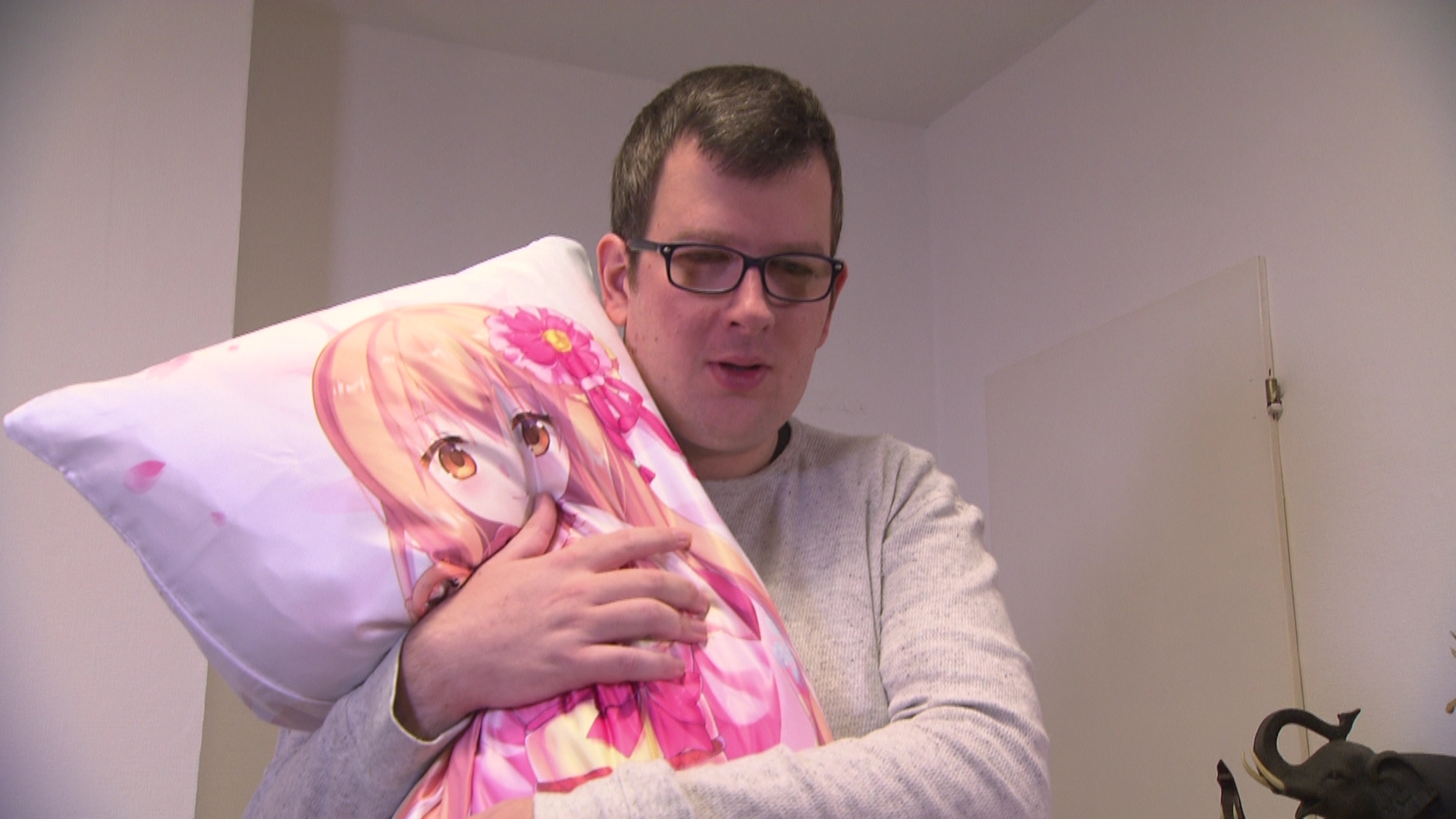 Kissenliebe (Video) - Hilf mir! Jung, pleite, verzweifelt... - RTLZWEI