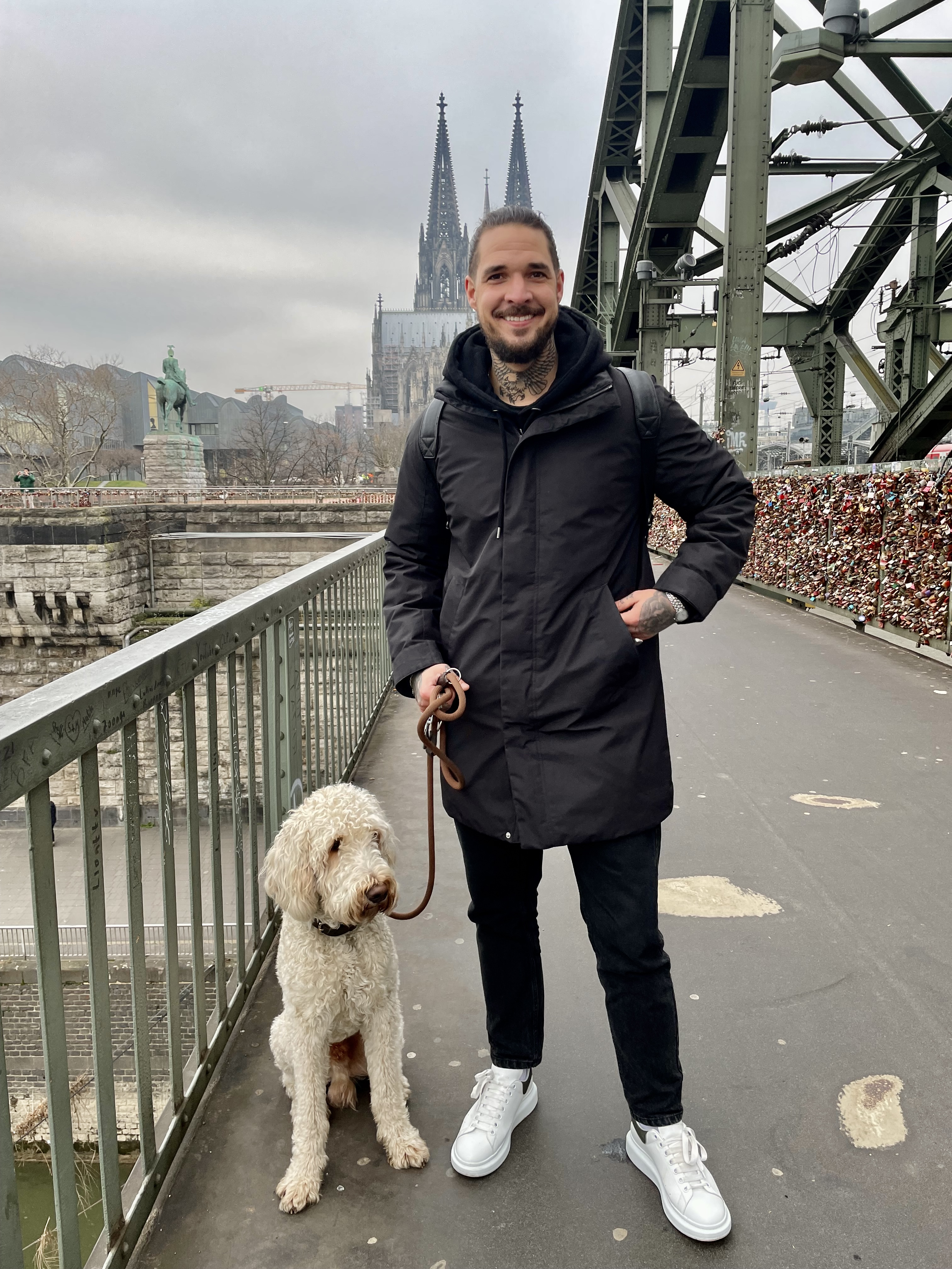 Zico mit Alf vor Kölner Dom (1).jpeg