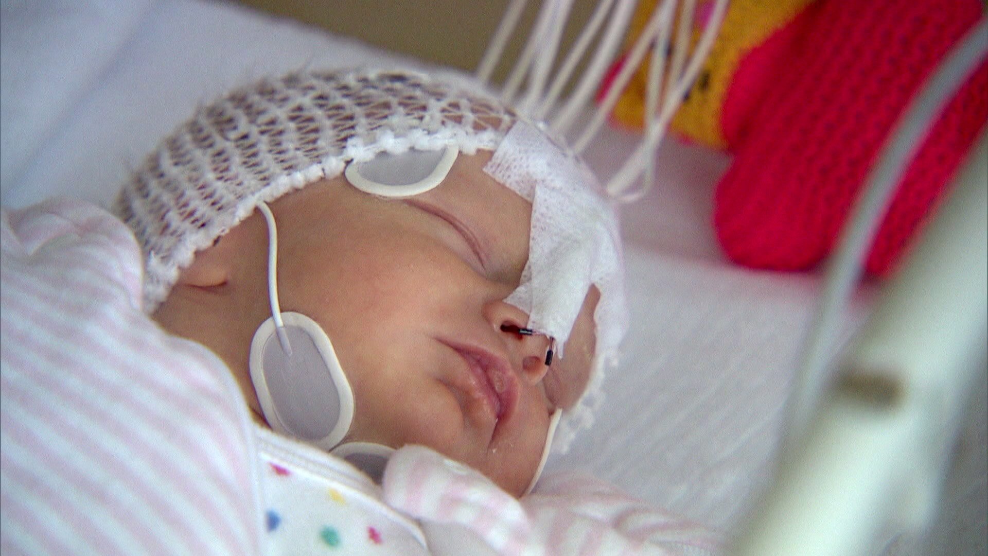 Baby Leona kuschelt mit Papa (Folge 30) (Video) - Babys! Kleines ...
