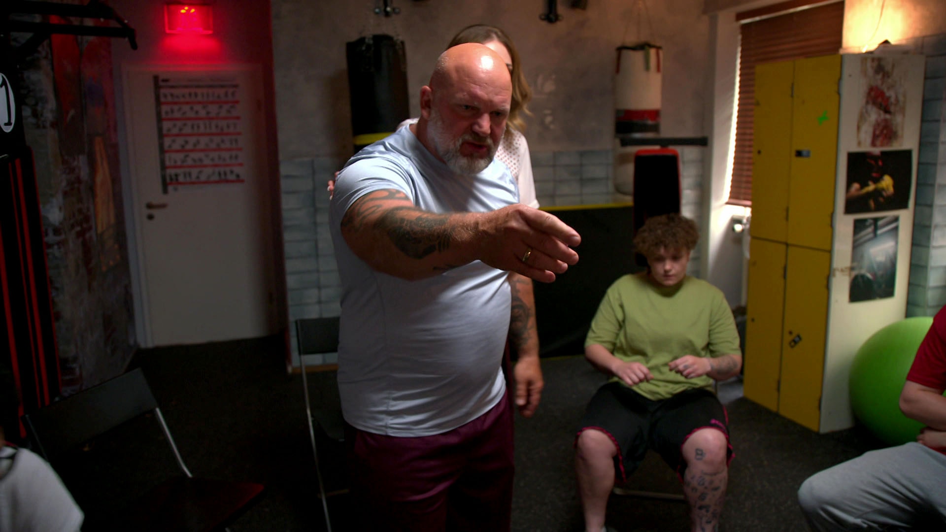 Überraschungen und eine Schlägerei - Berlin - Tag & Nacht - RTLZWEI