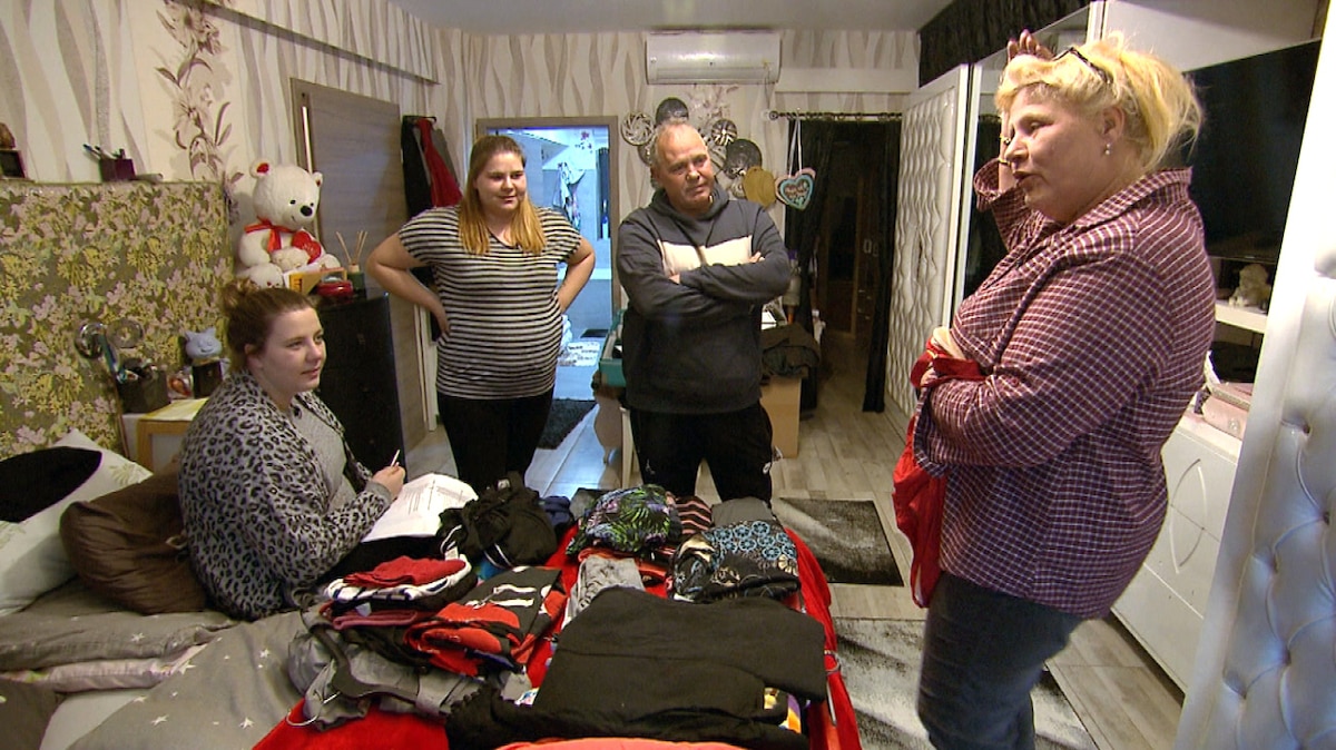 Silvia packt für Thailand - Die Wollnys - Eine schrecklich große Familie -  RTLZWEI