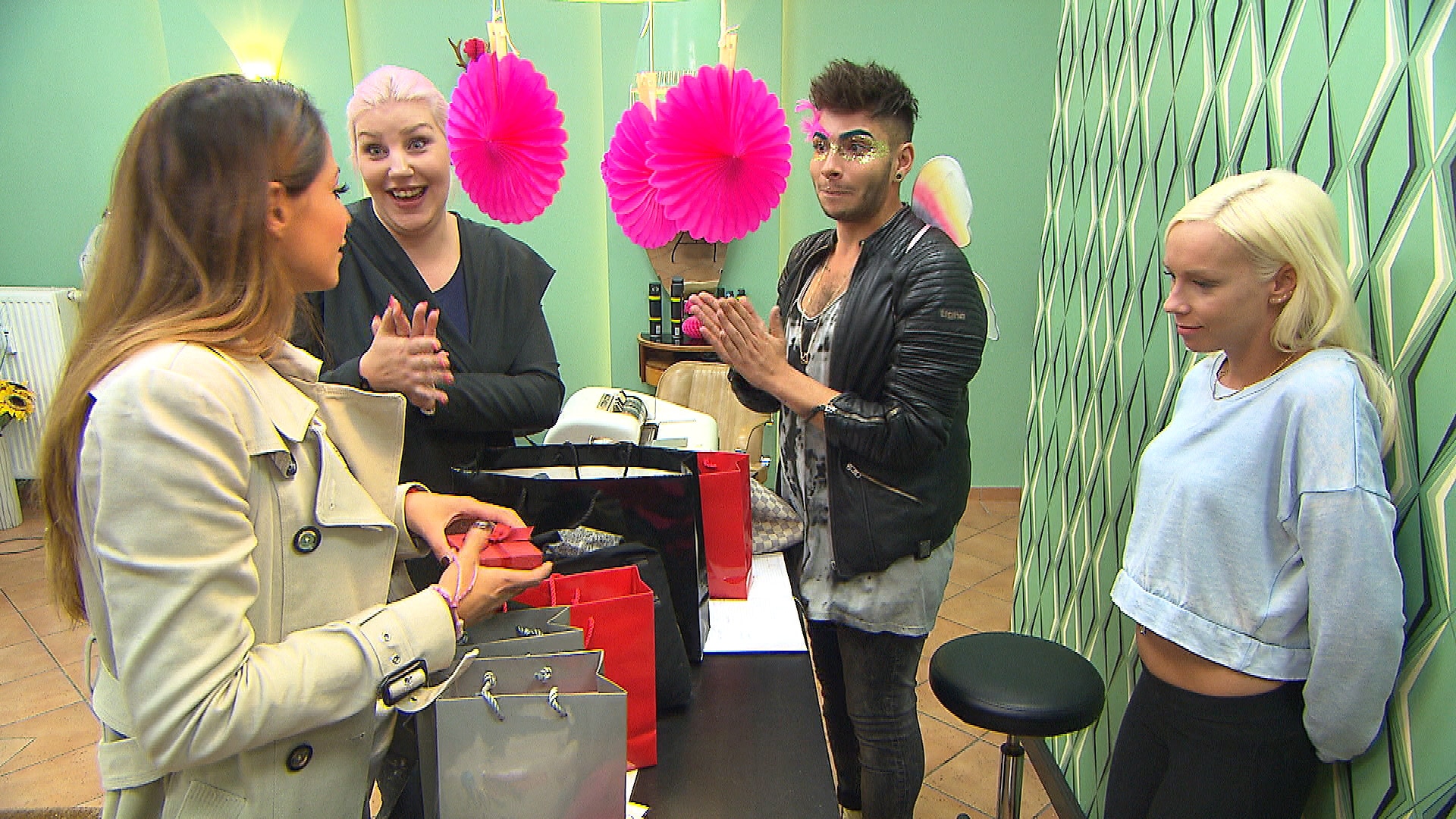 Alessia verwirrt Peggy (Video) - Berlin - Tag & Nacht - RTLZWEI