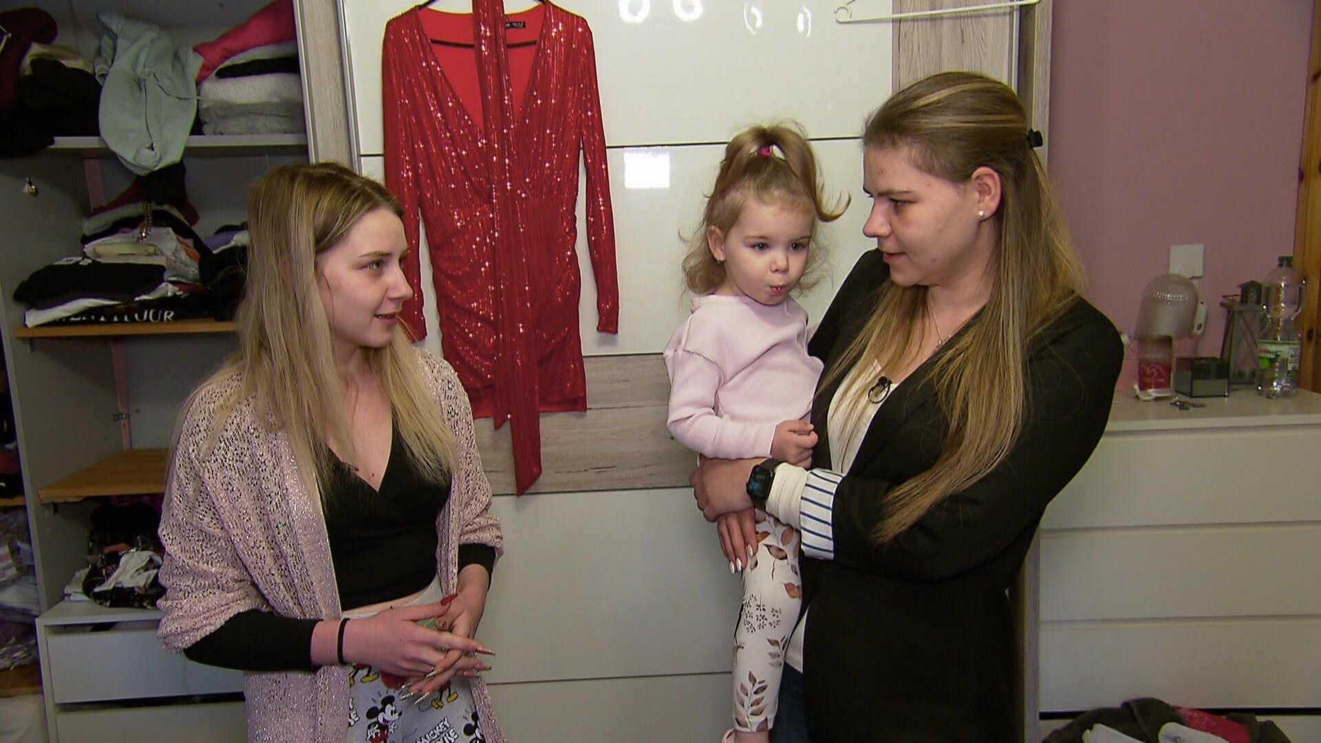Sarafina sieht das erste Mal ihr Brautkleid (Video) - Die Wollnys - Eine  schrecklich große Familie - RTLZWEI