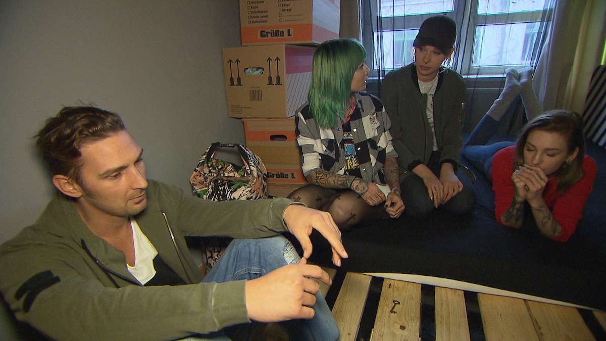 Berlin Tag Und Nacht Wg Zimmer Frei Sitzstreik in der Matrix WG (Video) - Berlin - Tag & Nacht - RTLZWEI