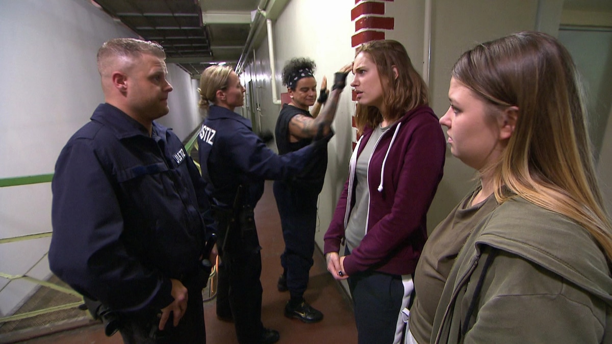 Berlin Tag Und Nacht Milla Im Knast Milla wird abgestochen! (Video) - Berlin - Tag & Nacht - RTLZWEI