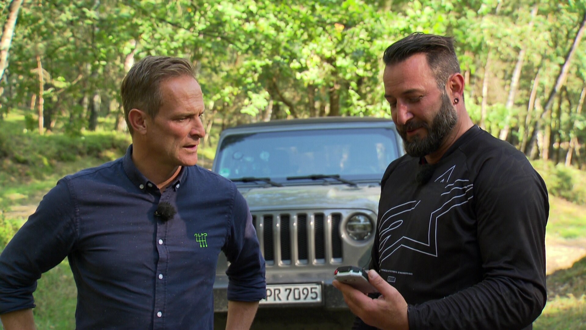 Auto vs. Motorrad Wer ist schneller beim OffroadRundkurs? (Folge 565